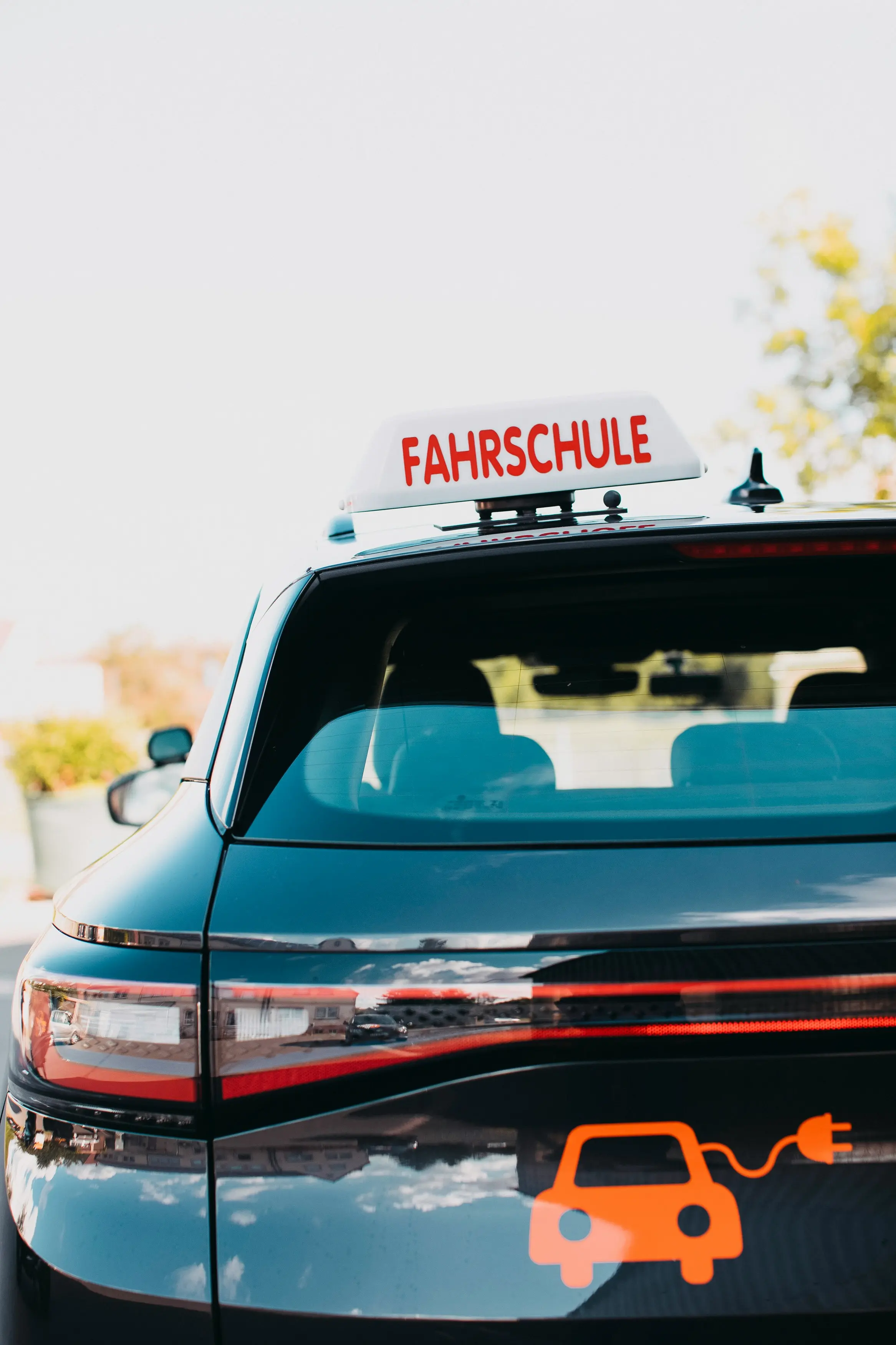 Fahrschule Deutsches Eck Schulwagen mit FAHRSCHULE-Schild auf dem Dach in Koblenz